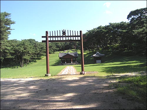 여산 송씨 선산에 조성된 사릉 